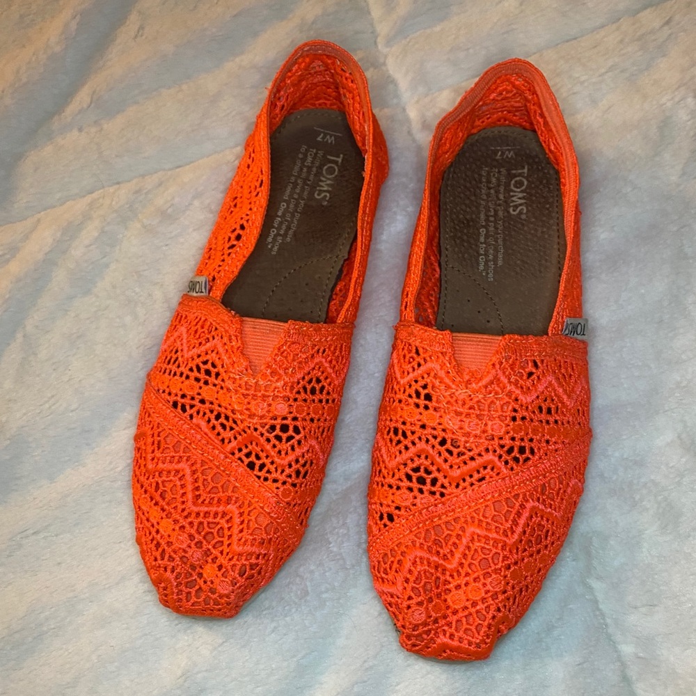TOMS NEON CORAL flats